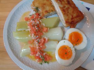 la comida, gotowanie po hiszpansku/ hiszpanska kuchnia/ hiszpanska gastronomia/ baskijska kuchnia/ proste hiszpanskie przepisy/ darmowe lekcje jezyka hiszpanskiego dla poczatkujacych/ przepis na gotowane pory z winagretem pomidorowym