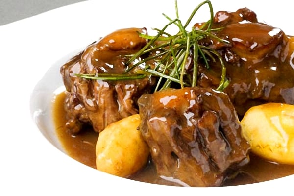 rabo de toro hiszpanski przysmak byczy ogon w czerwonym winie- hiszpanska gastronomia-baskijska gastronomia-kuchnia pólwyspu iberyskiego- tradycyjne przepisy baskijskie i hiszpanskie